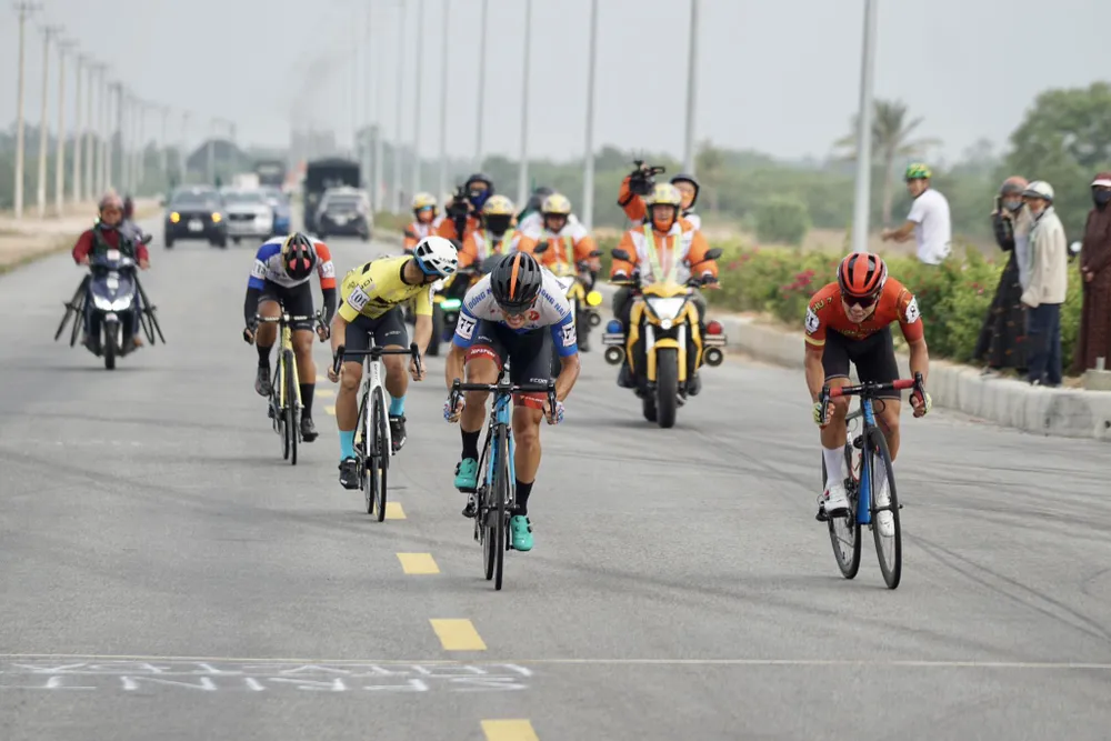 Các tay đua tốp đầu được An Giang thả đi có khoảng cách xa hơn