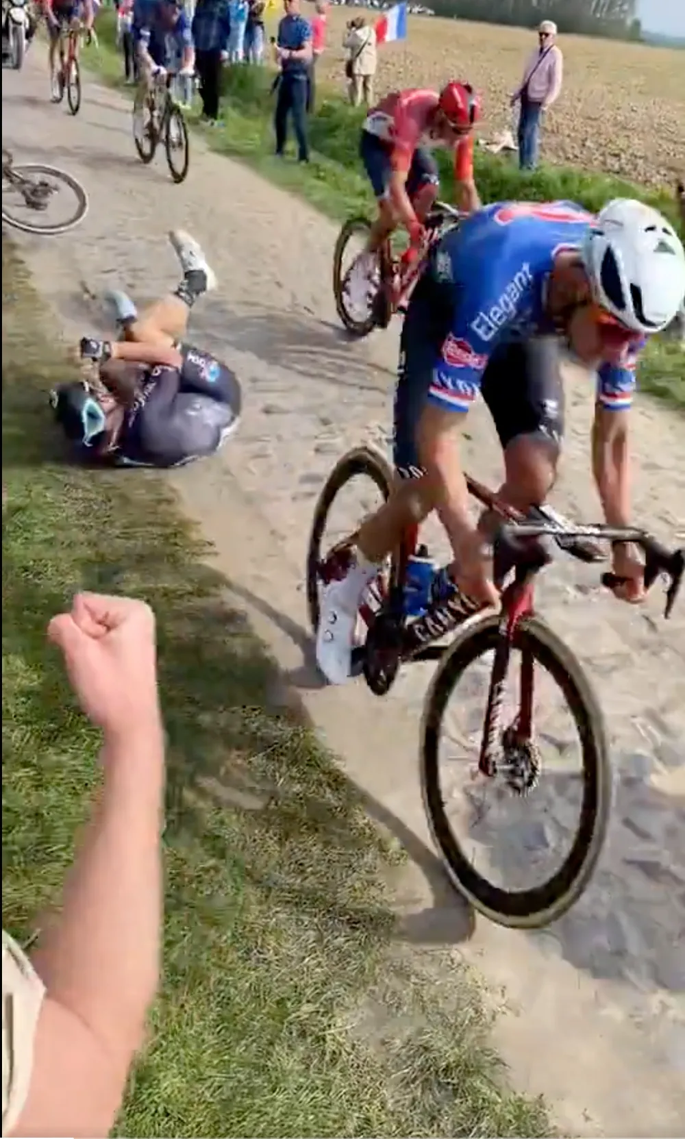 Tình huống John Degenkolb bị chèn ngã