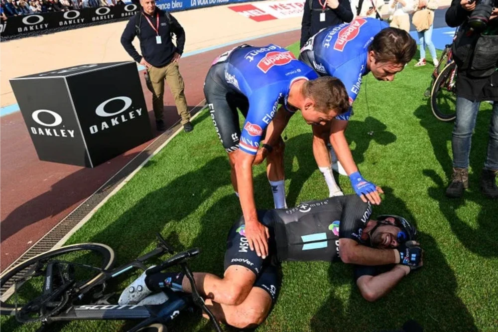 Mathieu van der Poel và Jasper Philipsen đã an ủi John Degenkolb sau khi về đích