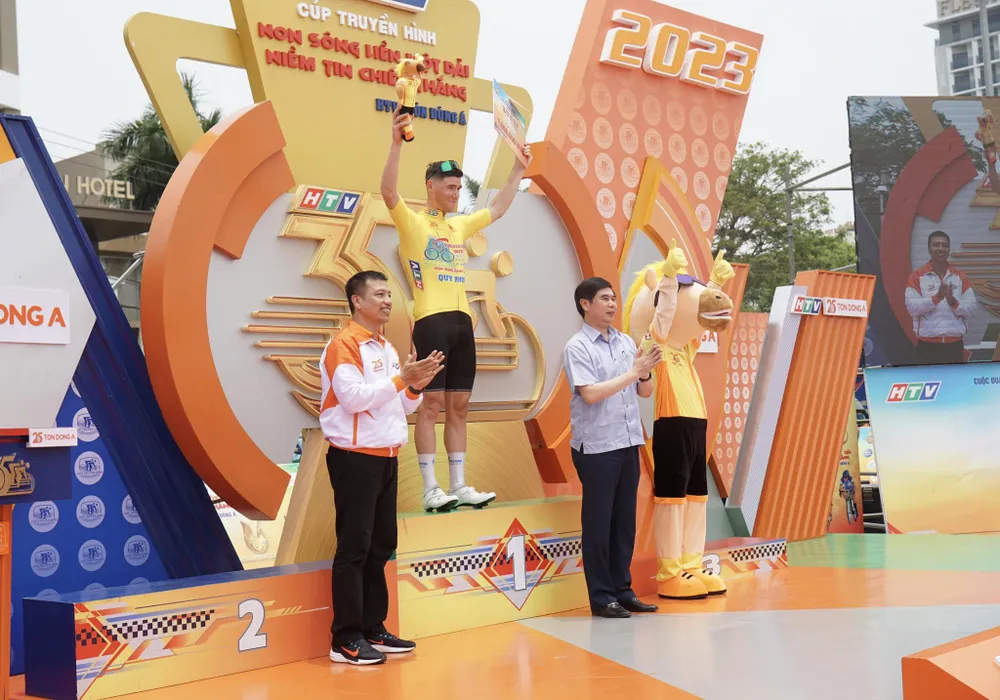 Petr Rikunov tiếp tục mặc Áo vàng từ đầu giải đến nay