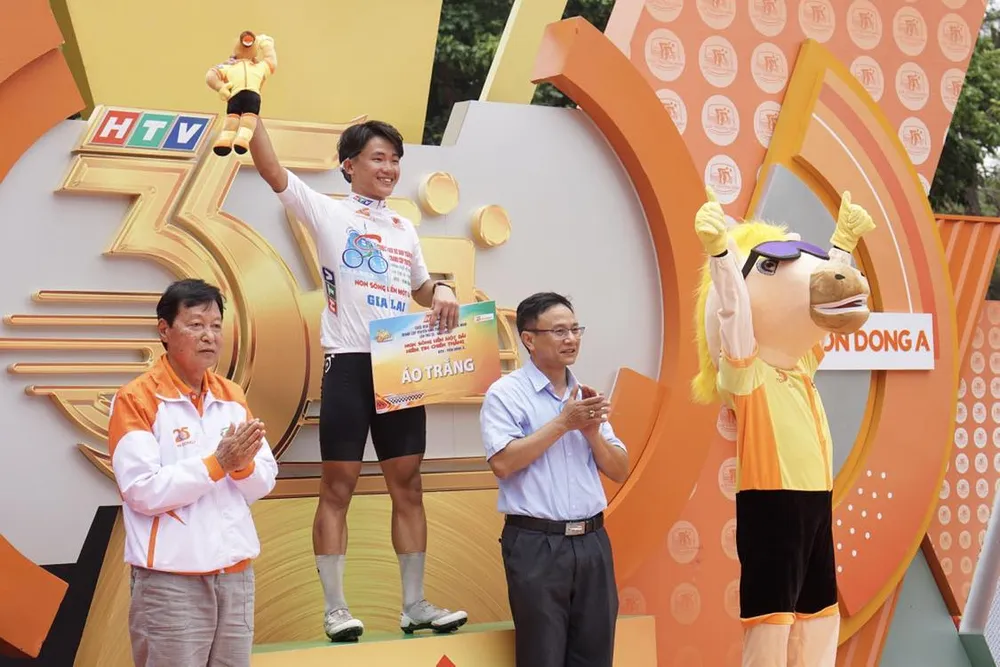 Phạm Lê Xuân Lộc đòi lại Áo trắng thành công