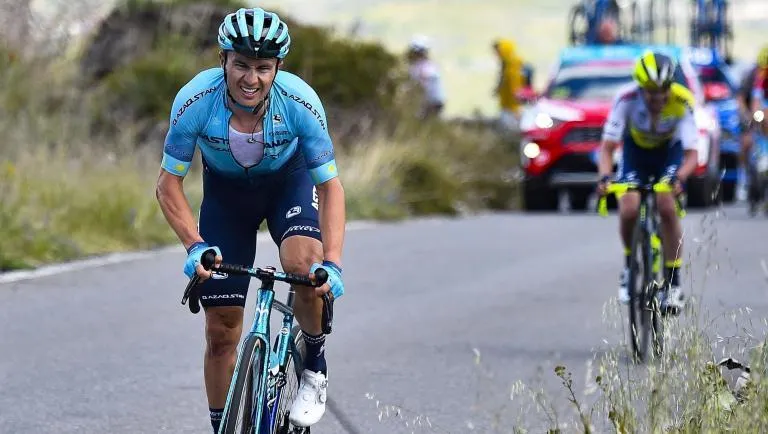 Alexey Lutsenko nỗ lực thoát đi