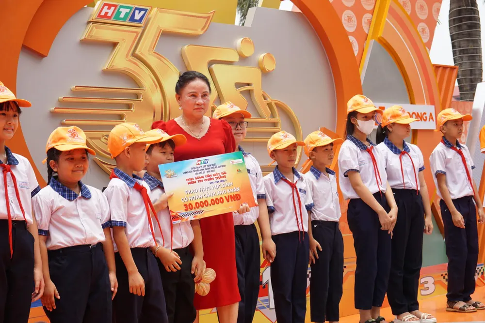 BTC và nhà tài trợ trao học bổng cho học sinh nghèo