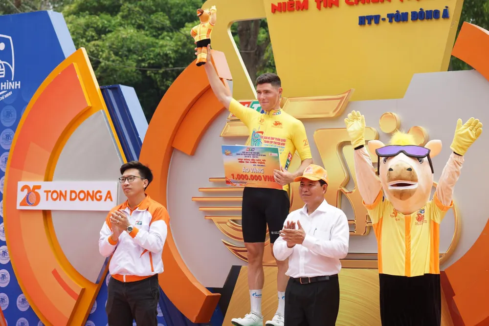 Petr Rikunov vẫn giữ Áo vàng sau 12 chặng