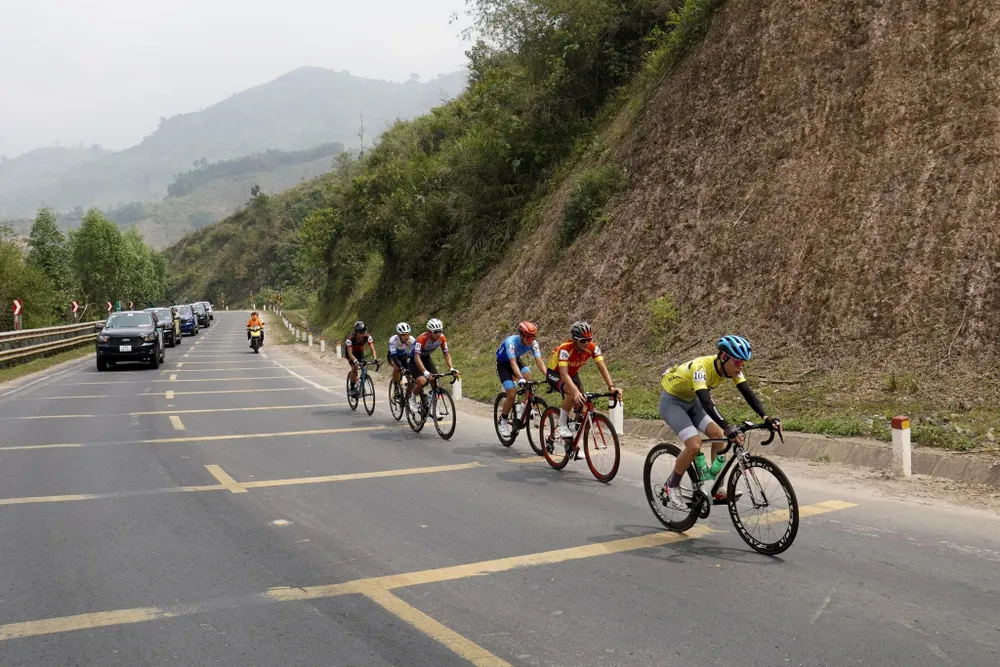 Nhóm các tay đua đi tìm giải thưởng dọc đường