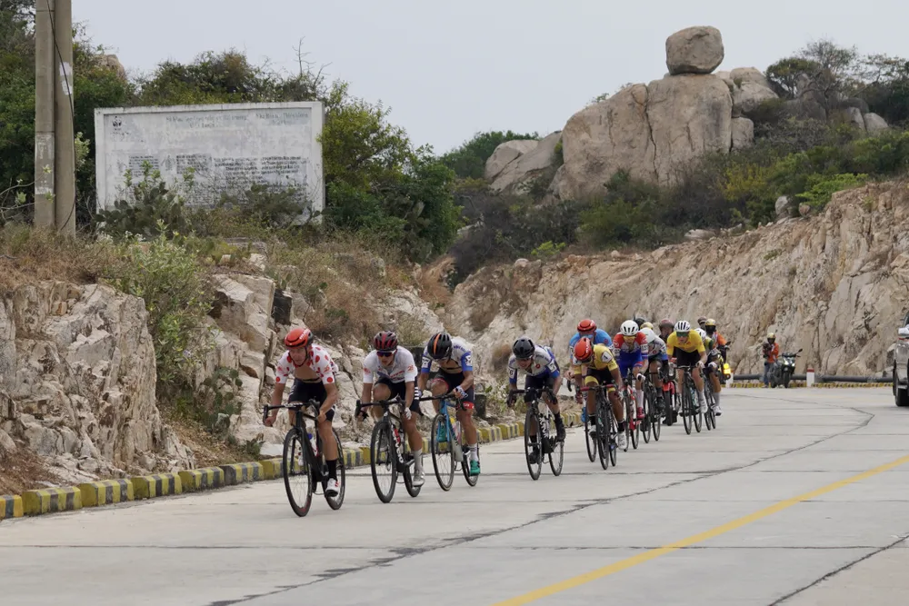 Nhóm tay đua TPHCM, Đồng Nai tăng tốc ở nhóm đầu. Ảnh: HOÀNG HÙNG