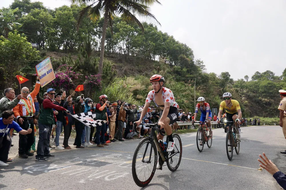 Igor Frolov về nhất đỉnh đèo cầm chắc chiếc Áo đỏ