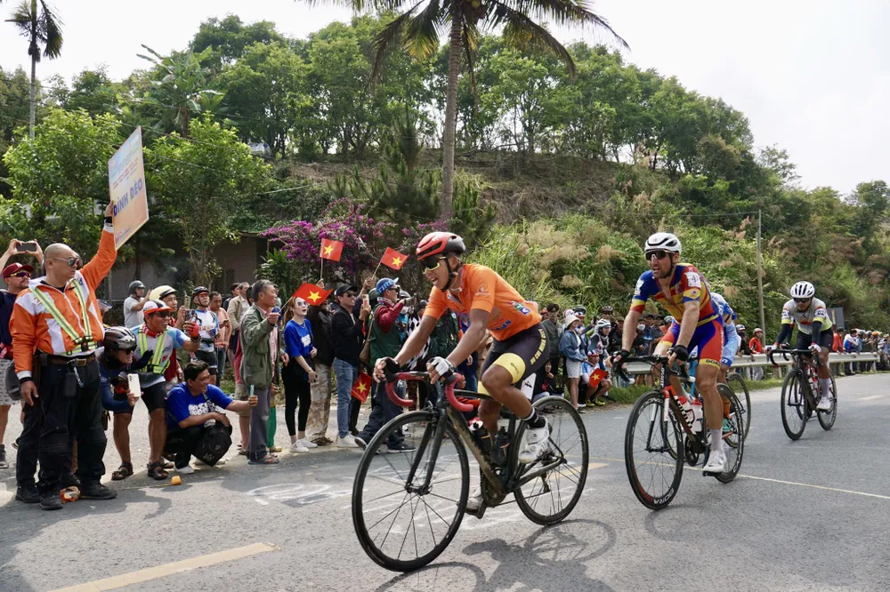 Áo Cam Nguyễn Thắng vô hiệu được sự tấn công của Phạm Lê Xuân Lộc