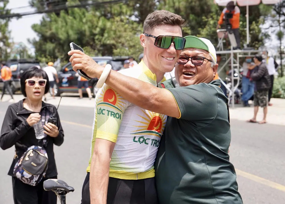 HLV Lê Thành Liêm vui mừng khi Áo vàng Petr Rikunov hoàn thành chặng Đà Lạt