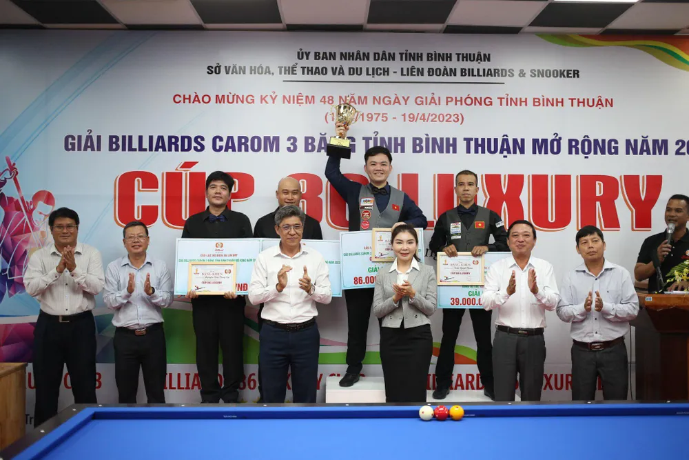 Ban tổ chức trao giải cho các cơ thủ thứ hạng cao Ban tổ chức trao giải cho các cơ thủ thứ hạng cao