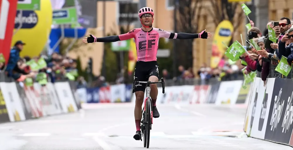 Simon Carr thoát đi một mình về đích