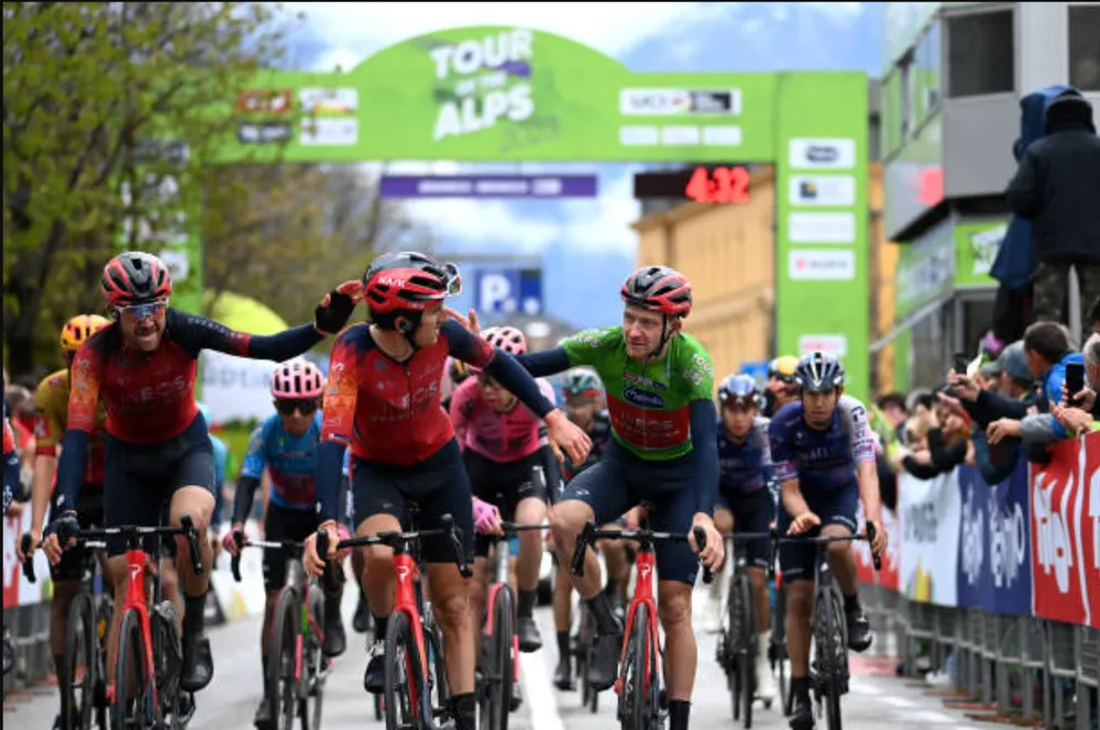 Đồng đội chúc mừng Tao Geoghegan Hart khi về đích