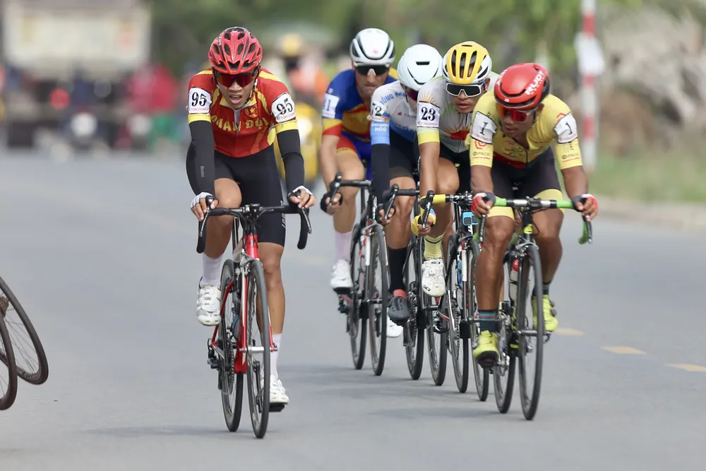 Đội An Giang luôn gởi quân khi tốp đầu tấn công Đội An Giang luôn gởi quân khi tốp đầu tấn công