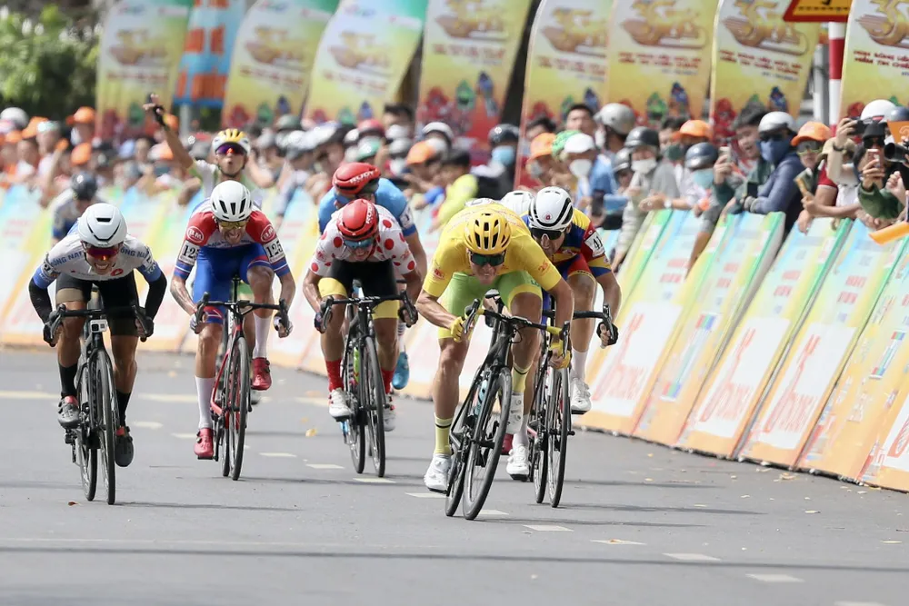 Pha tung nước rút quyết định của Áo vàng Petr Rikunov