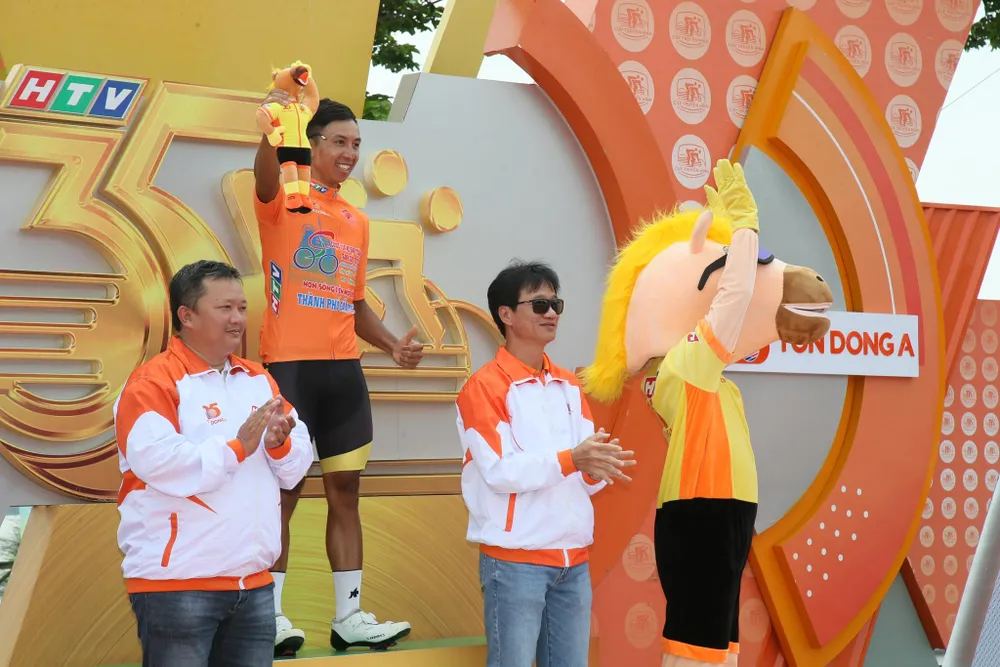 Nguyễn Thắng vẫn giữ được Áo cam trước tấn công của Xuân Lộc