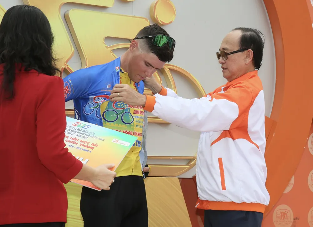 Ông Hồ Song Ngọc - Tổng Giám đốc Công ty Cổ phần Tôn Đông Á trao áo xanh cho tay đua Petr Rikunov