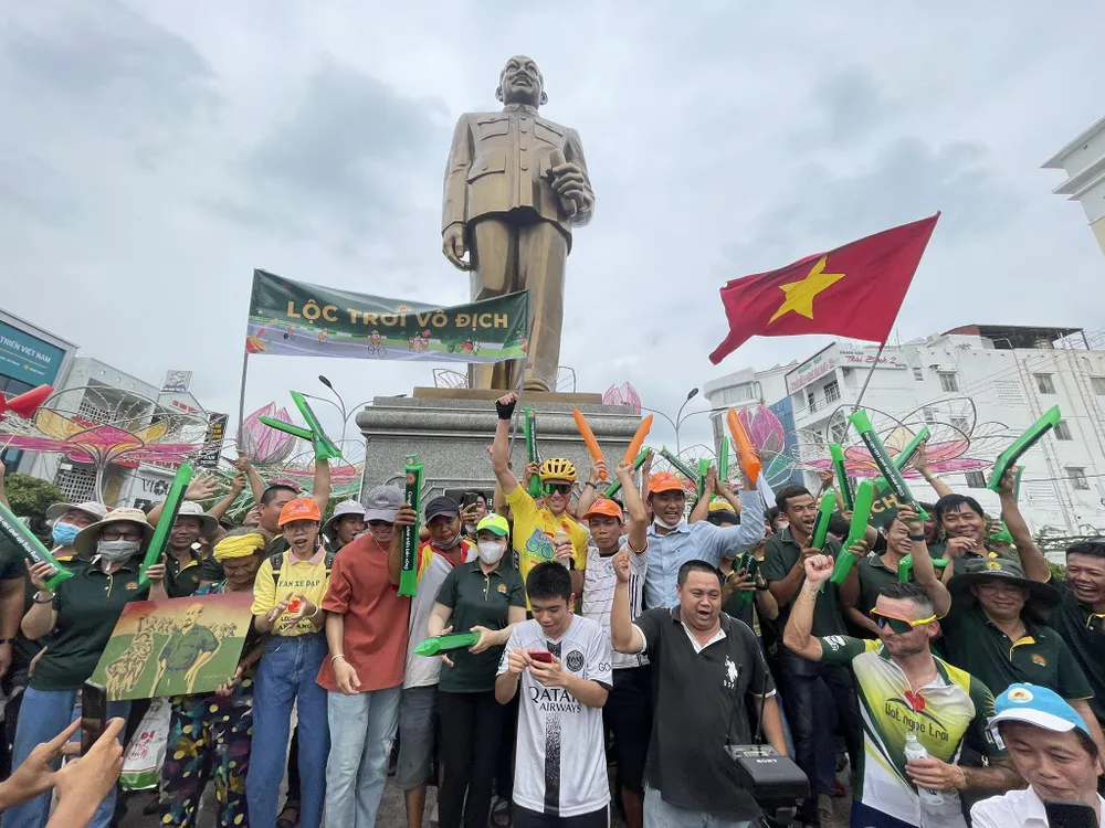 Người dân Long Xuyên ra ăn mừng chiến thắng của đội nhà