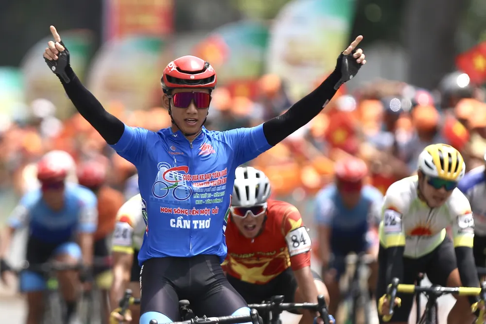 Nguyễn Văn Bình giơ tay ăn mừng ...