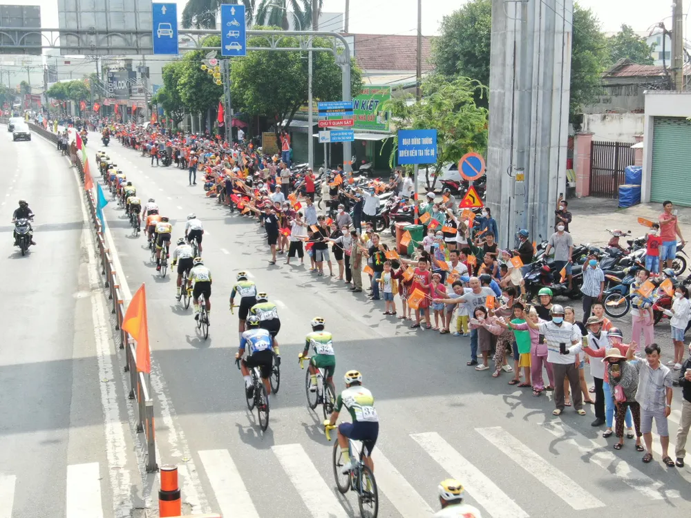 Đông đảo người dân ra đón đoàn đua. Ảnh: HOÀNG HÙNG