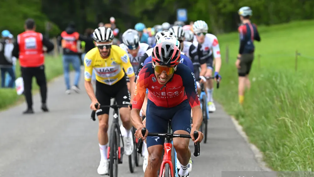 Các tay đua tấn công áo vàng Adam Yates bất thành