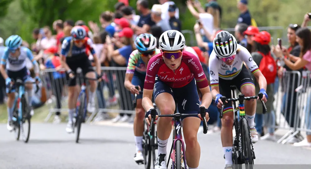 Các nữ cua-rơ đã có chặng đèo vất vả Các nữ cua-rơ đã có chặng đèo vất vả