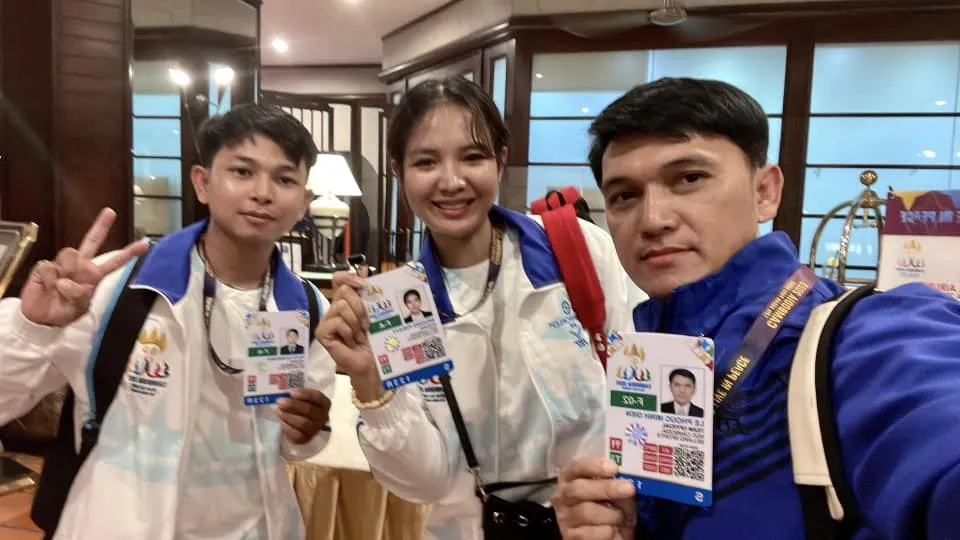 BLV Minh Điền (bìa phải) và cậu học trò Puth Chandara (bìa trái)