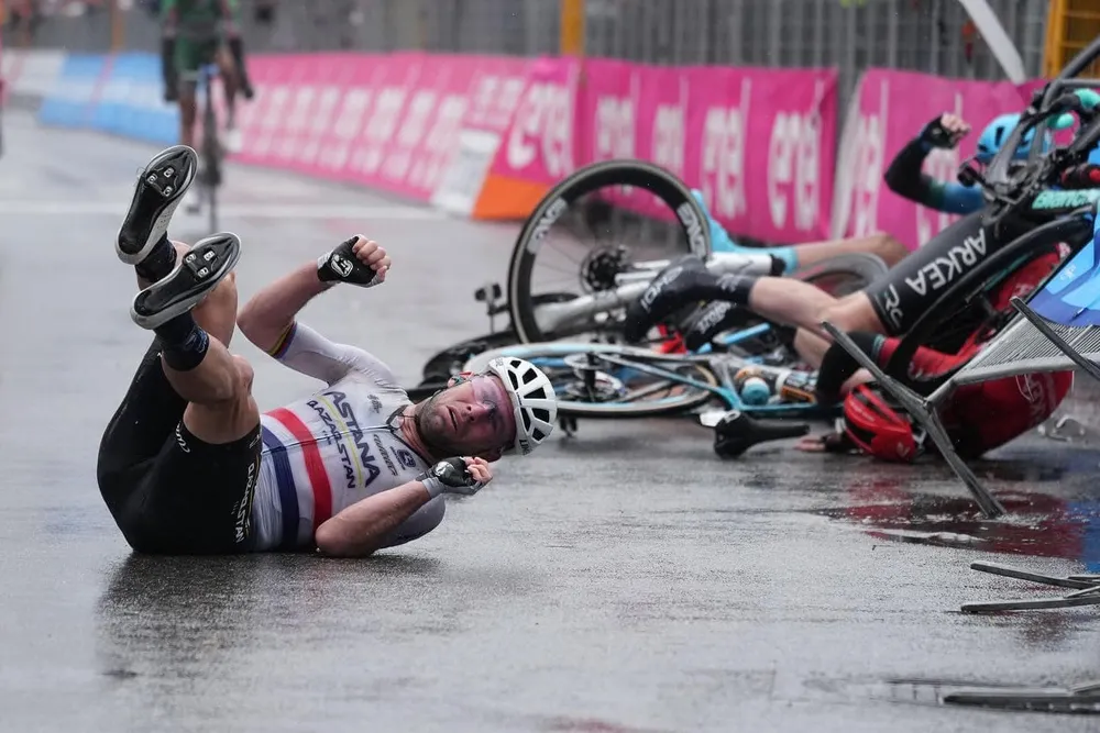 Một số tay đua bị chấn thương do sự cố té ngã