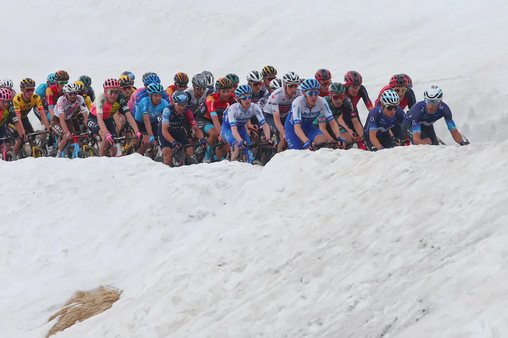 Các tay đua bám sát nhau rất quyết liệt