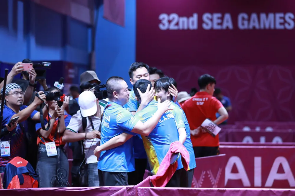 Niềm vui của các thành viên đội tuyển khi giành HCV