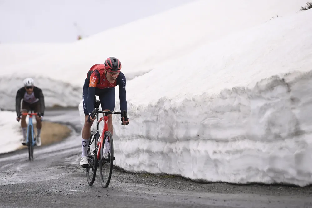 Các tay đua phải đi qua những con đường nhiều tuyết trắng Các tay đua phải đi qua những con đường nhiều tuyết trắng