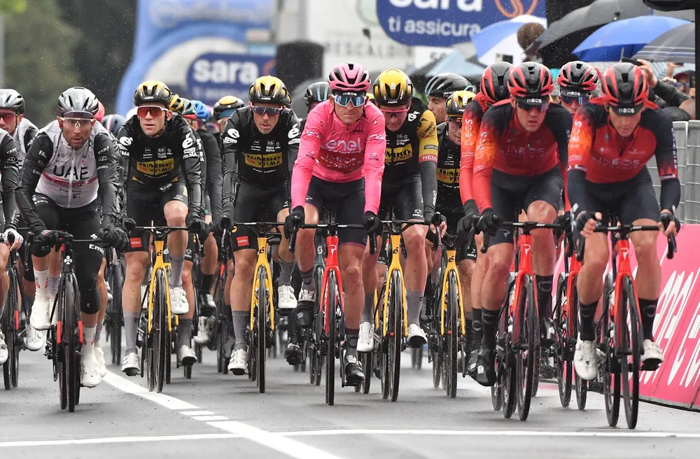 Geraint Thomas (áo hồng) được đồng đội hỗ trợ ở chặng 14 Geraint Thomas (áo hồng) được đồng đội hỗ trợ ở chặng 14