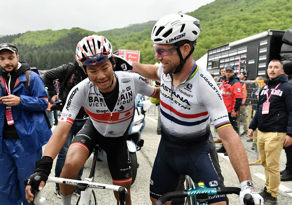 Mark Cavendish đang hạnh phúc cùng đồng đội ở Astana Qazaqstan Mark Cavendish đang hạnh phúc cùng đồng đội ở Astana Qazaqstan