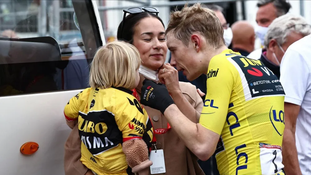 Áo vàng Jonas Vingegaard chia vui cùng gia đình