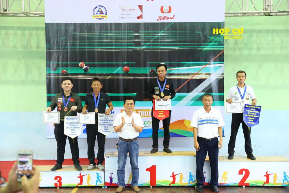 Ban tổ chức trao giải các cơ thủ đạt thành tích tốt