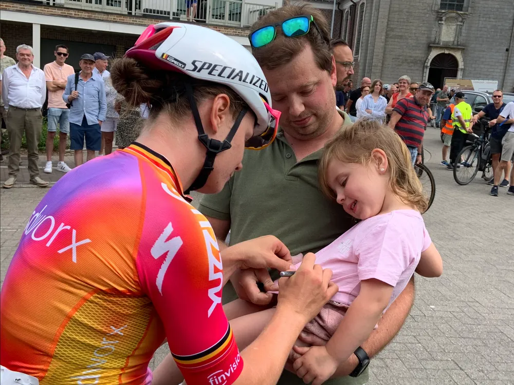 Lotte Kopecky ký tặng người hâm mộ tại cuộc đua