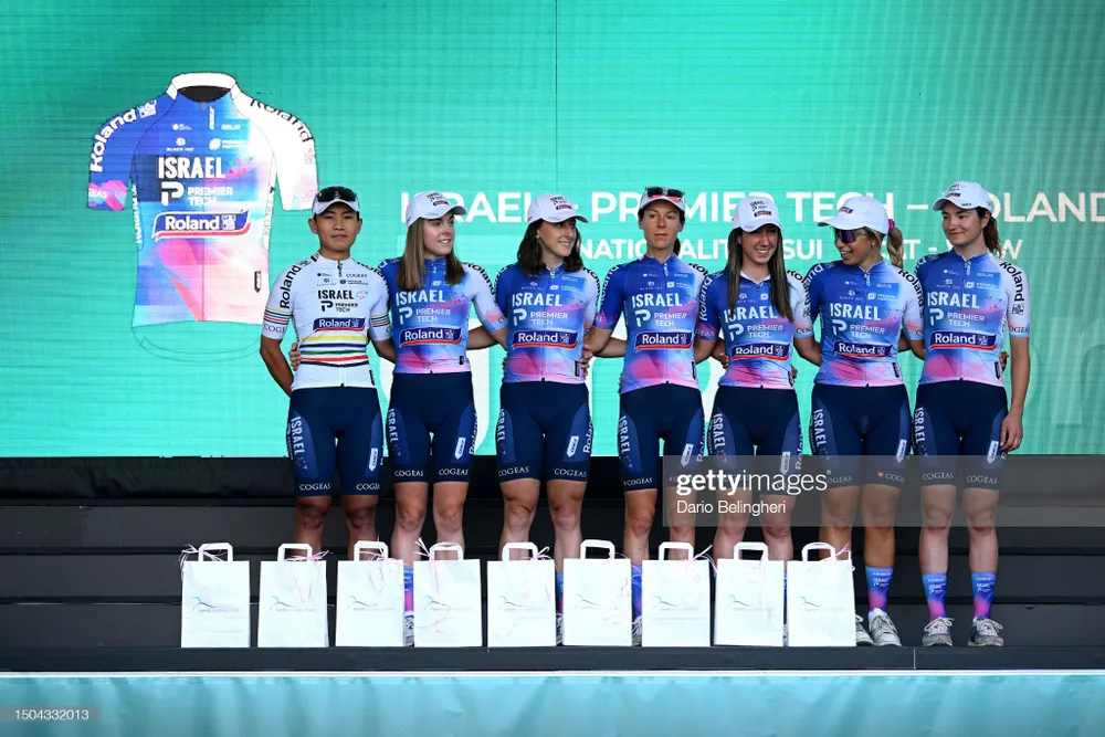 Nguyễn Thị Thật (trái) trong màu áo Israel-Premier Tech Roland