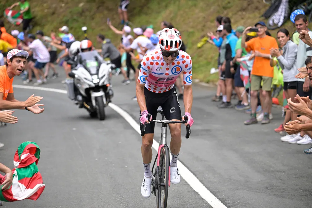 Neilson Powless thoát đi để củng cố ngôi vị Vua leo núi