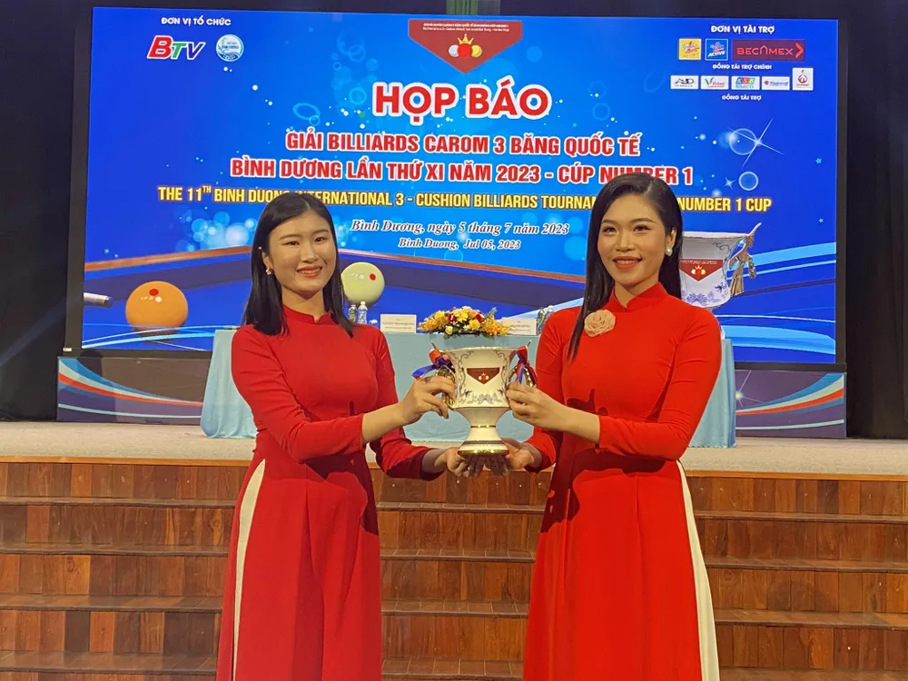 Ban tổ chức giới thiệu mẫu cúp vô địch của giải Ban tổ chức giới thiệu mẫu cúp vô địch của giải