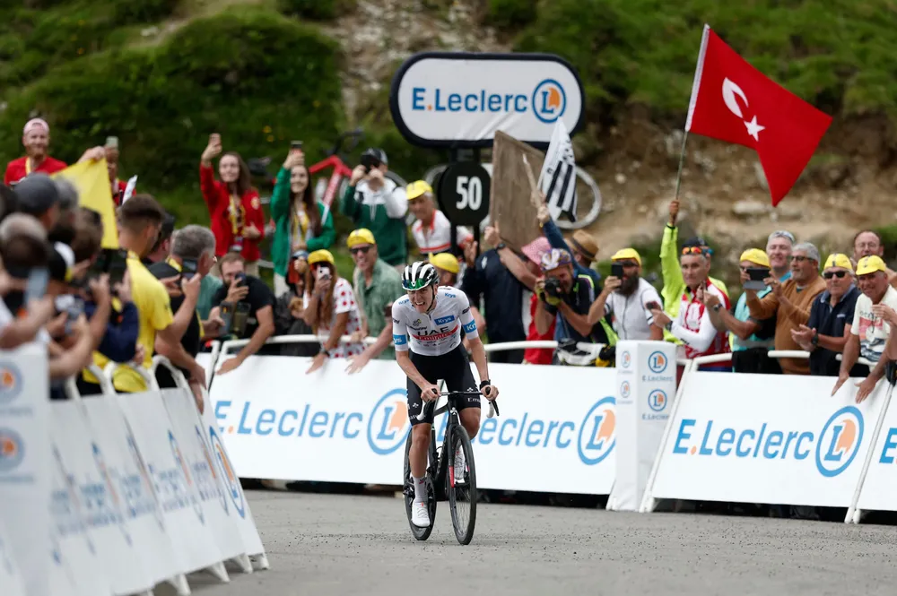 Tadej Pogacar đi solo về đích sau khi loại bỏ Jonas Vingegaard Tadej Pogacar đi solo về đích sau khi loại bỏ Jonas Vingegaard