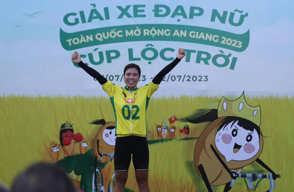 Nguyễn Thị Thi tiếp tục mặc Áo vàng