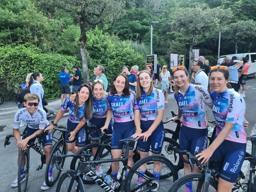 Nguyễn Thị Thật cùng các đồng đội ở Israel-Premier Tech Roland. Nguyễn Thị Thật cùng các đồng đội ở Israel-Premier Tech Roland.