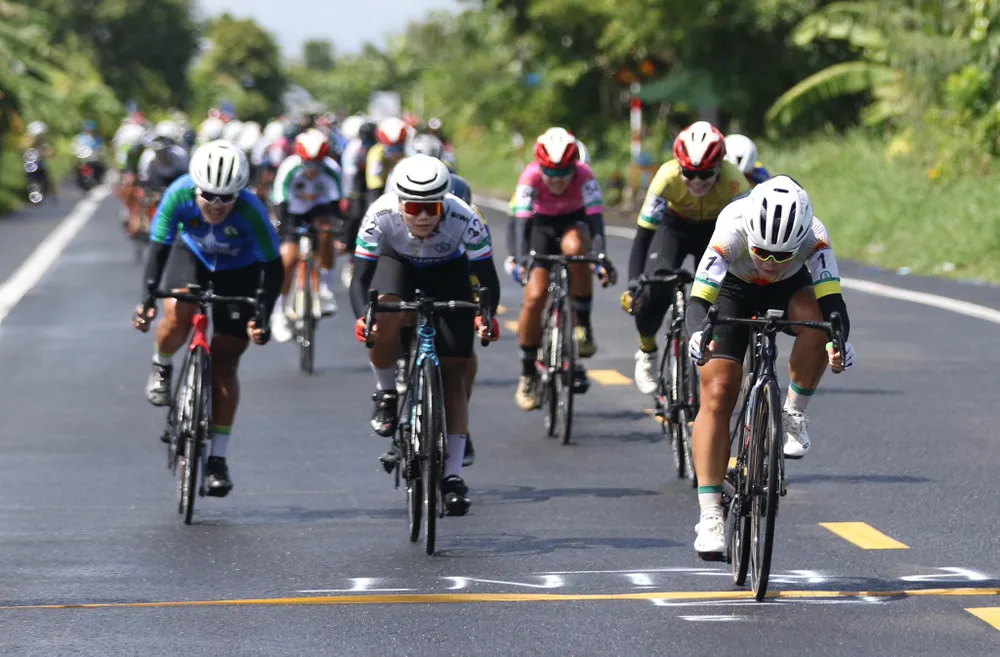 Bùi Thị Quỳnh về nhì Sprint 2 để rút ngắn khoảng cách 1 điểm với Áo xanh