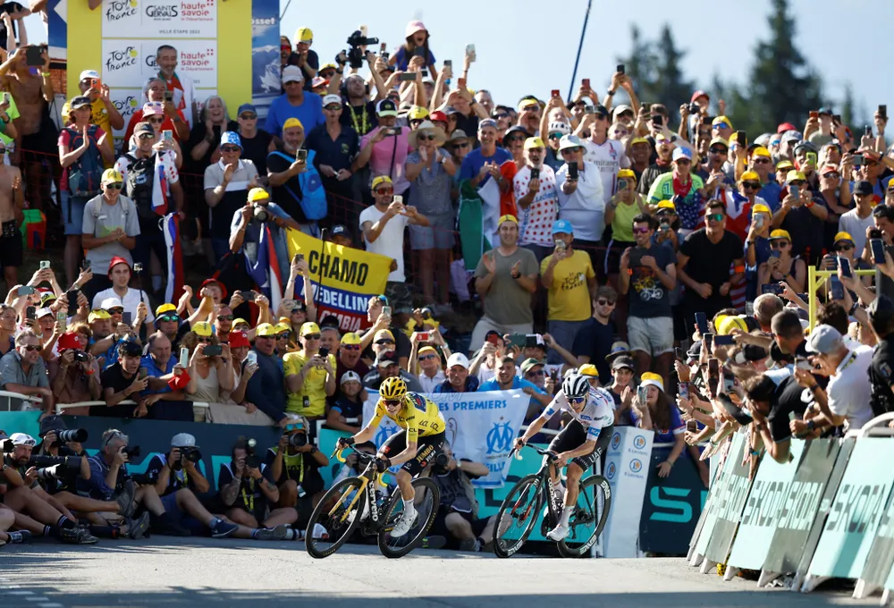 Tadej Pogacar và Jonas Vingegaard như hình với bóng trên đường đua
