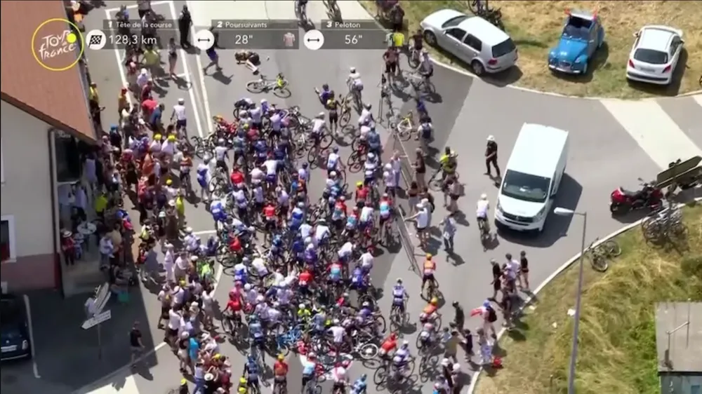 Nhiều tay đua bị té ở chặng 15 vì khán giả