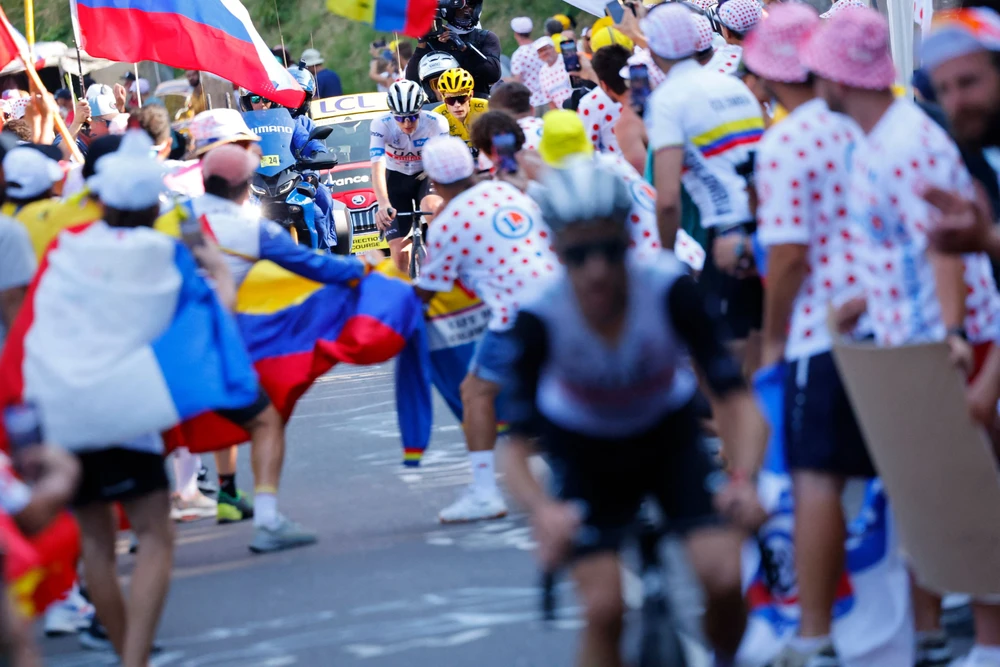 Khán giả Tour de France luôn rất cuồng nhiệt