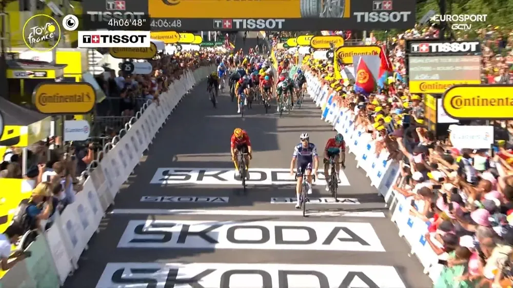 Nhóm đầu vừa về đích là nhóm sau bắt kịp