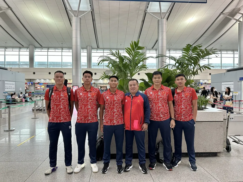 Đội tuyển Việt Nam ở sân bay di chuyển sang Sri Lanka ngày 20-7