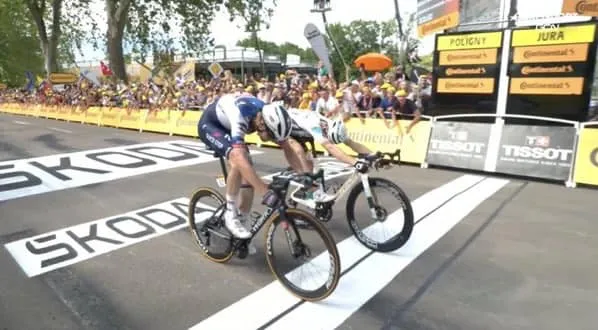 Matej Mohoric (áo trắng) gần như về đích cùng lúc Kasper Asgreen Matej Mohoric (áo trắng) gần như về đích cùng lúc Kasper Asgreen