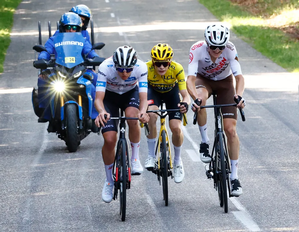 Tadej Pogacar tấn công từ nhóm sau Tadej Pogacar tấn công từ nhóm sau