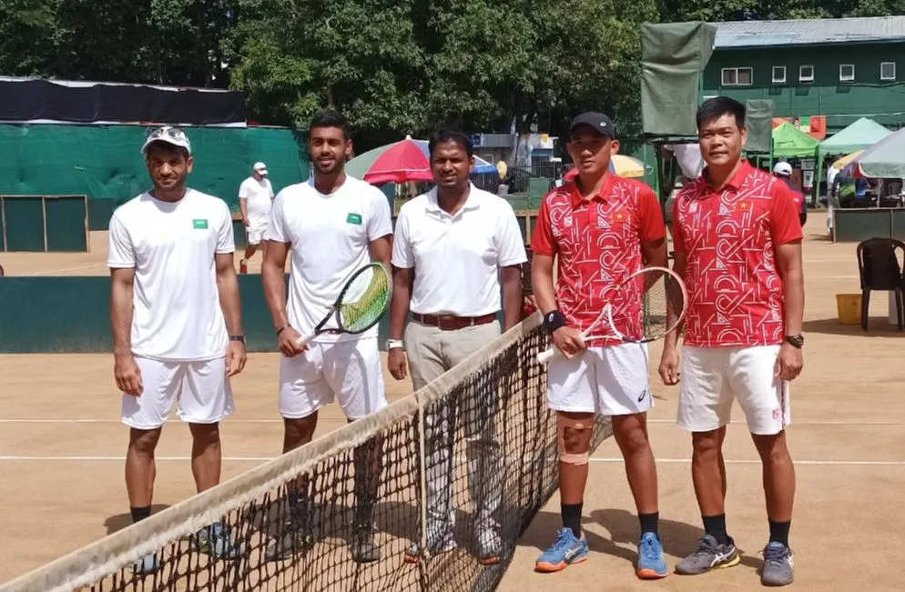 Nguyễn Văn Phương chụp hình lưu niệm trước trận gặp Bukhari